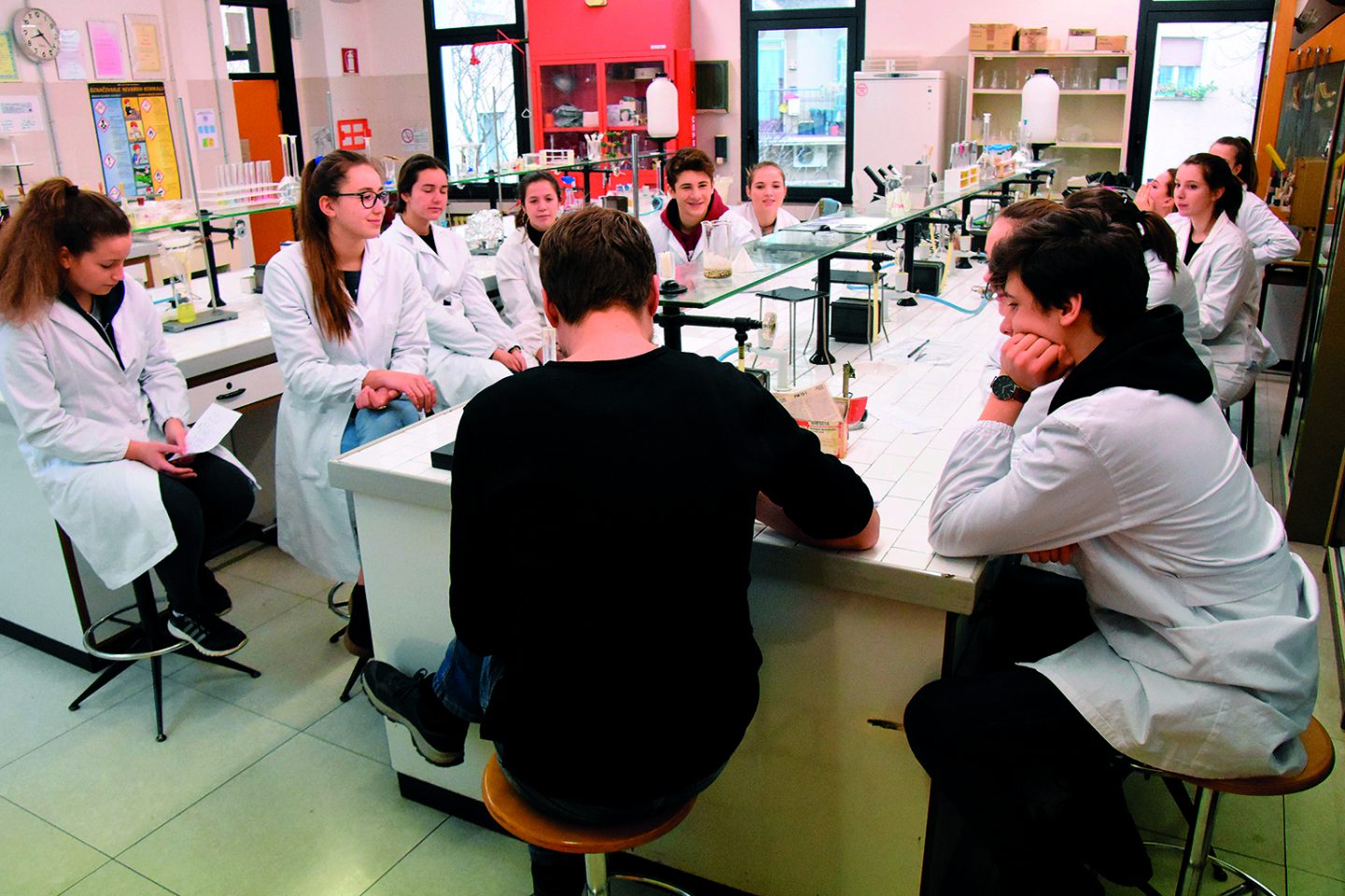pouk v laboratoriju kemije