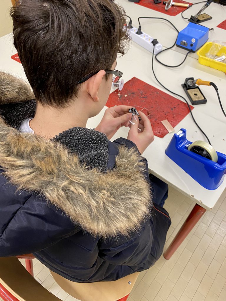 dijak v laboratoriju elektronike